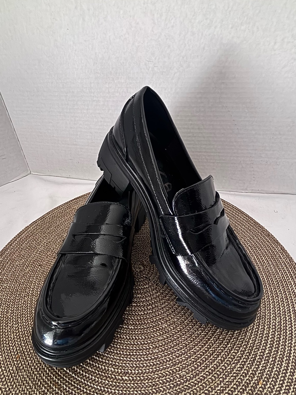 UNISA Classic Black Patent Women's Penny Loafers
Chunky Elevated Heels  SZ  6